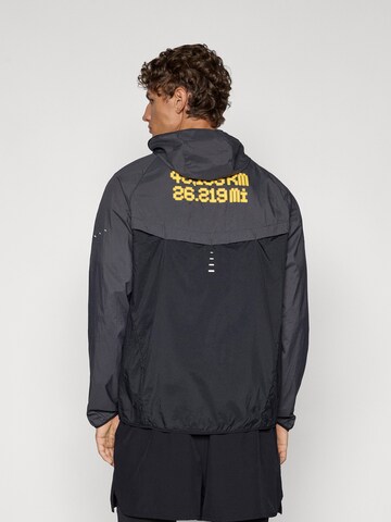 NIKE Sportdzseki 'City Marathon Stride' - fekete: elől