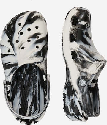 Crocs Avonaiset kengät 'Classic' värissä musta
