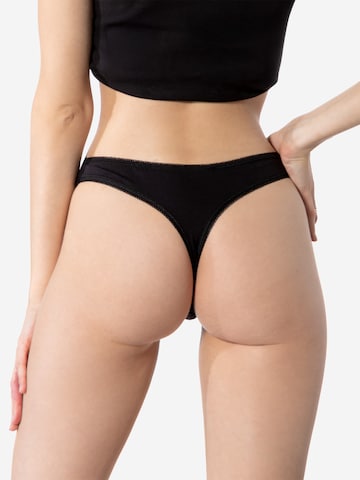 String Yenita en noir