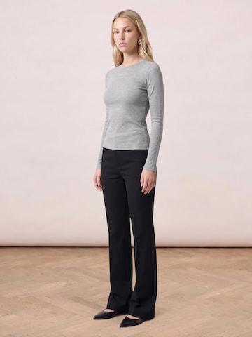 Pantaloni de la noar studios pe negru