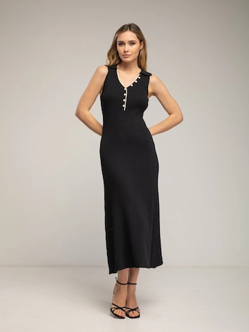 Tantra - Vestido de punto 'Vestido de punto largo plisado sin mangas con botones (NEGRO)' en negro