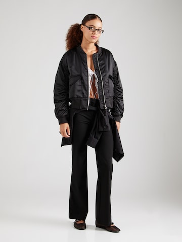 évasé Pantalon 'Kate' WEEKDAY en noir