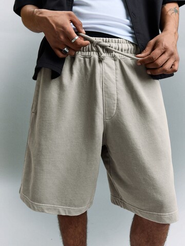 BershkaBaggy Hlače - siva boja