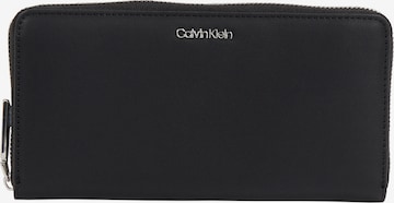 Calvin Klein - Cartera 'Must' en negro: frente