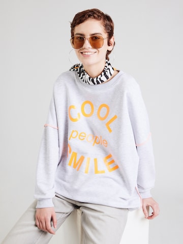 miss goodlifeSweater majica 'Cool People Smile' - siva boja