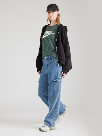 T-shirt 'ESSNTL' Nike Sportswear en vert