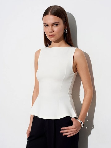 Top di Dilvin in beige: frontale