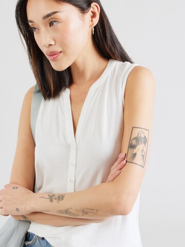 Top 'RONKA' de la Ragwear pe alb