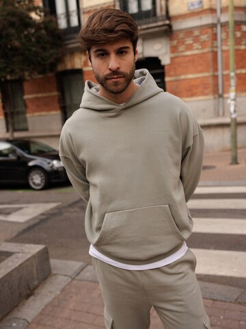 DAN FOX APPAREL Sweatshirt 'Sebastian' in Green