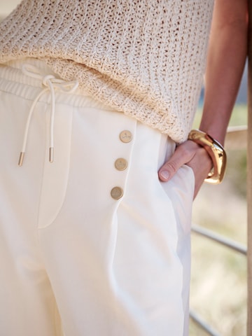 I want the moon Regular Trousers 'SPREZZATURA' in Beige