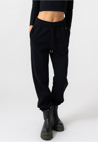 OH APRIL Tapered Byxa i svart: framsida