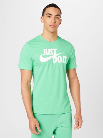 Nike Sportswear Regular fit Тениска 'Swoosh' в зелено: отпред