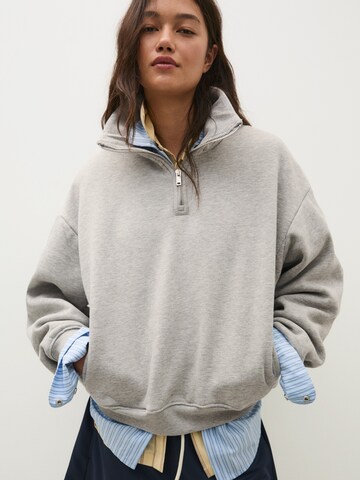 Bershka Sweatshirt in Grijs: voorkant