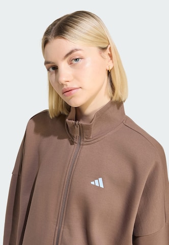 ADIDAS SPORTSWEAR - Camiseta deportiva 'Studio' en marrón