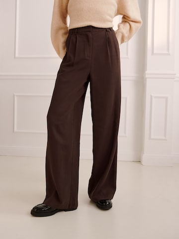 Guido Maria Kretschmer Women - Pierna ancha Pantalón plisado 'Avena' en marrón: frente