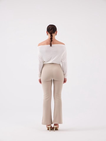 HOLLY LOLLY Flared Broek in Beige