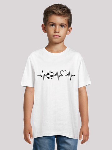T-Shirt 'Heartbeat Soccer' F4NT4STIC en blanc : devant