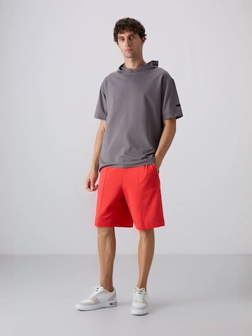 Tommy Life Regular Pants in Red