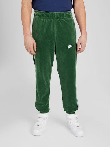 Nike Sportswear Tapered Broek 'CLUB' in Groen: voorkant