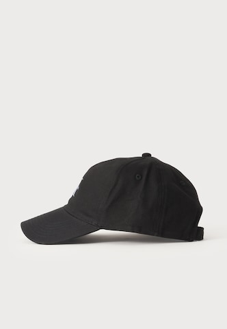 Calvin Klein Lippalakki värissä musta