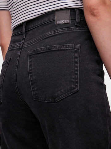 PIECES Regular Jeans 'Kelly' in Zwart
