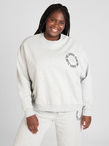 Sweat-shirt 'JYLLO' PIECES Curve en gris