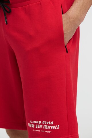 CAMP DAVID Regular Sweatshorts mit Label Print in Rot