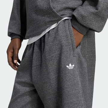 Baggy Pantaloni 'Trefoil Essentials ' di ADIDAS ORIGINALS in grigio