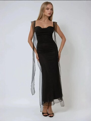 Hiccup Evening Dress in Black: front