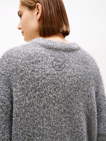 TOMMY HILFIGER Sweater in Grey