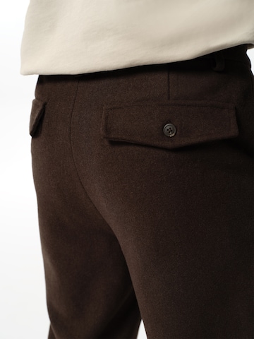 ABOUT YOU x Jaime Lorente Regular Trousers 'Leandro' in Brown