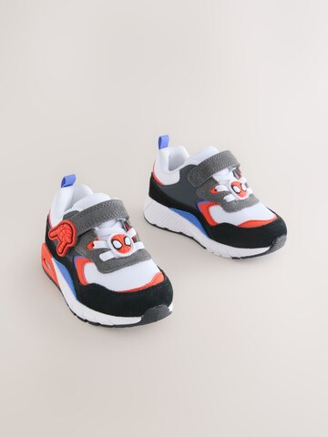 Next Σνίκερ σε κόκκινο