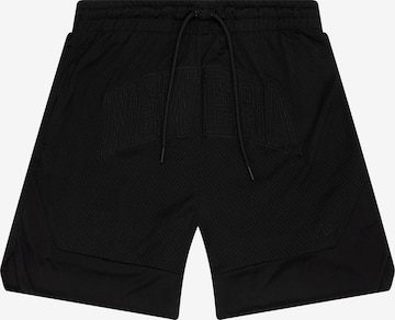 NEW ERA Loosefit Housut värissä musta: etupuoli