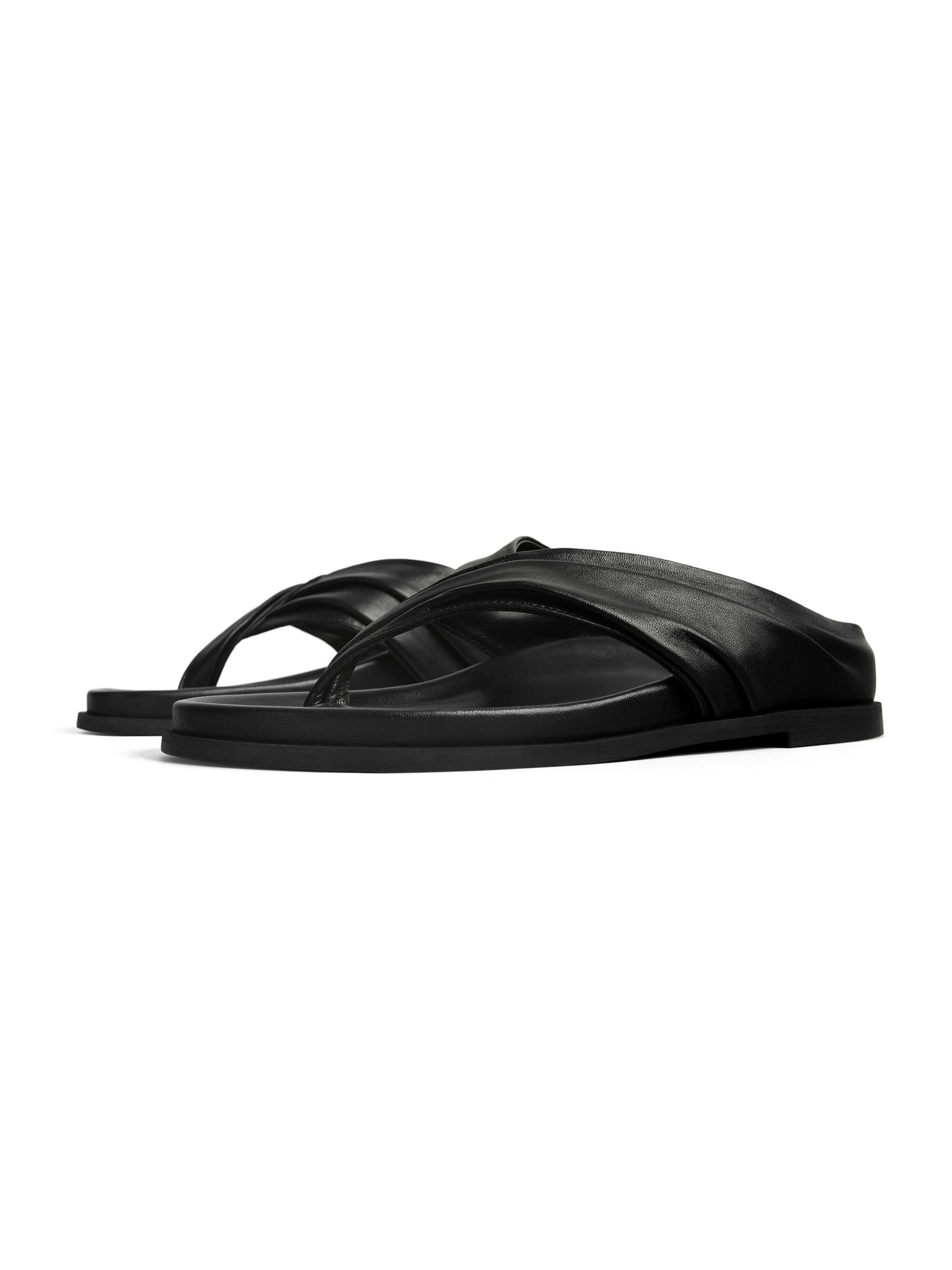 L37 HANDMADE SHOES - Sandalias de dedo 'WHERE THE LIGHT BEGINS' en negro