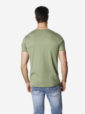 Tricou de la KOROSHI pe verde
