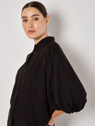 Apricot Blouse ' ' in Zwart