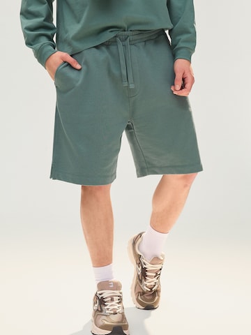 BershkaLoosefit Hlače - zelena boja: prednji dio