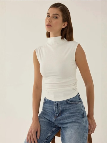 Haut Hiccup en blanc
