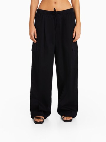 Bershka Wide leg Cargo Pants in Black: front