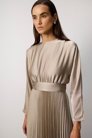 Touche Prive Avondjurk in Beige