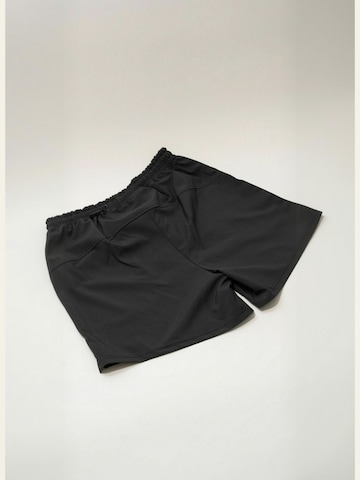 Toujours Actif Regular Pants ' Regular ' in Black: front