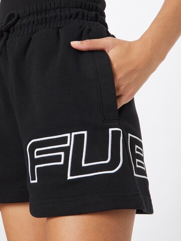 FUBU - Loosefit Pantalón en negro