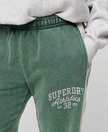 Superdry Tapered Hose in Grün