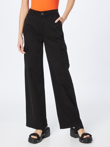 Urban Classics Wide leg Cargo Pants in Black: front