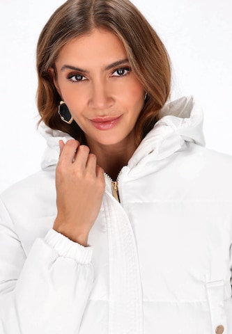 Geacă de iarnă de la faina pe alb