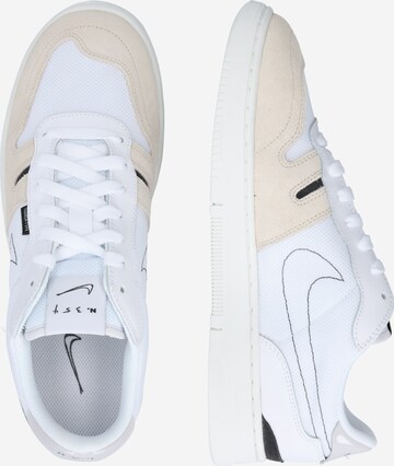 Nike Sportswear Matalavartiset tennarit 'SQUASH-TYPE' värissä valkoinen