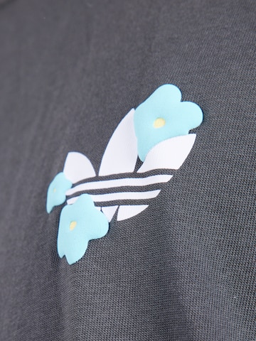 ADIDAS ORIGINALS Футболка '70S' в Серый