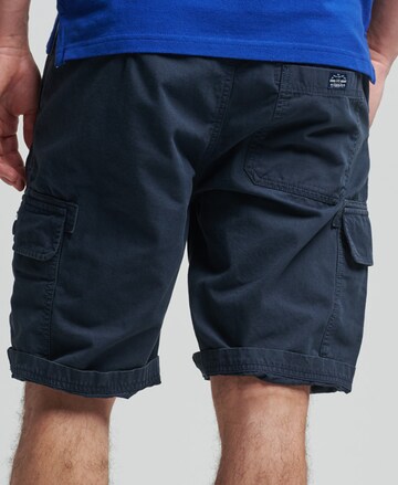 Regular Pantalon cargo Superdry en bleu