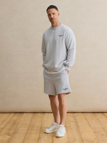 DAN FOX APPAREL Свободный крой Штаны 'Carl' в Серый