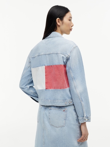 Tommy Jeans Välikausitakki värissä sininen: etupuoli